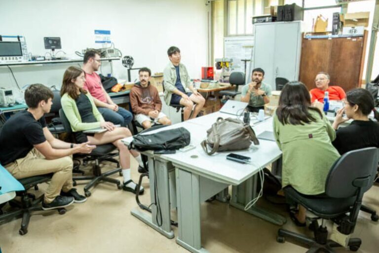 Estudantes do MIT participam de projetos de apicultura e cultivo de orgânicos na UnB